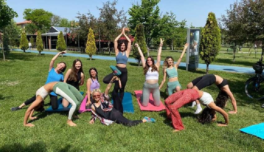 Eskişehir de parkta yoga yapanlar CİMER e şikayet edildi